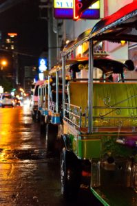 Sukhumvit Road 3 Tuk Tuk in Soi 11, Sukhumvit, Bangkok. Foto di Mark Fischer.