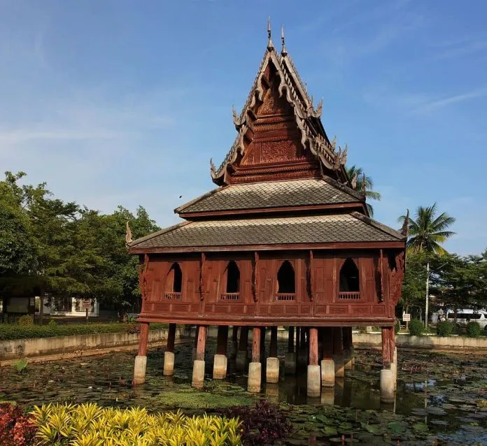 Wat Thung Si Muang a Ubon Ratchathani. Foto di Ddalbiez.