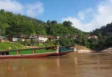Entrare al Confine tra Thailandia e Laos. foto di Clay Gilliland.
